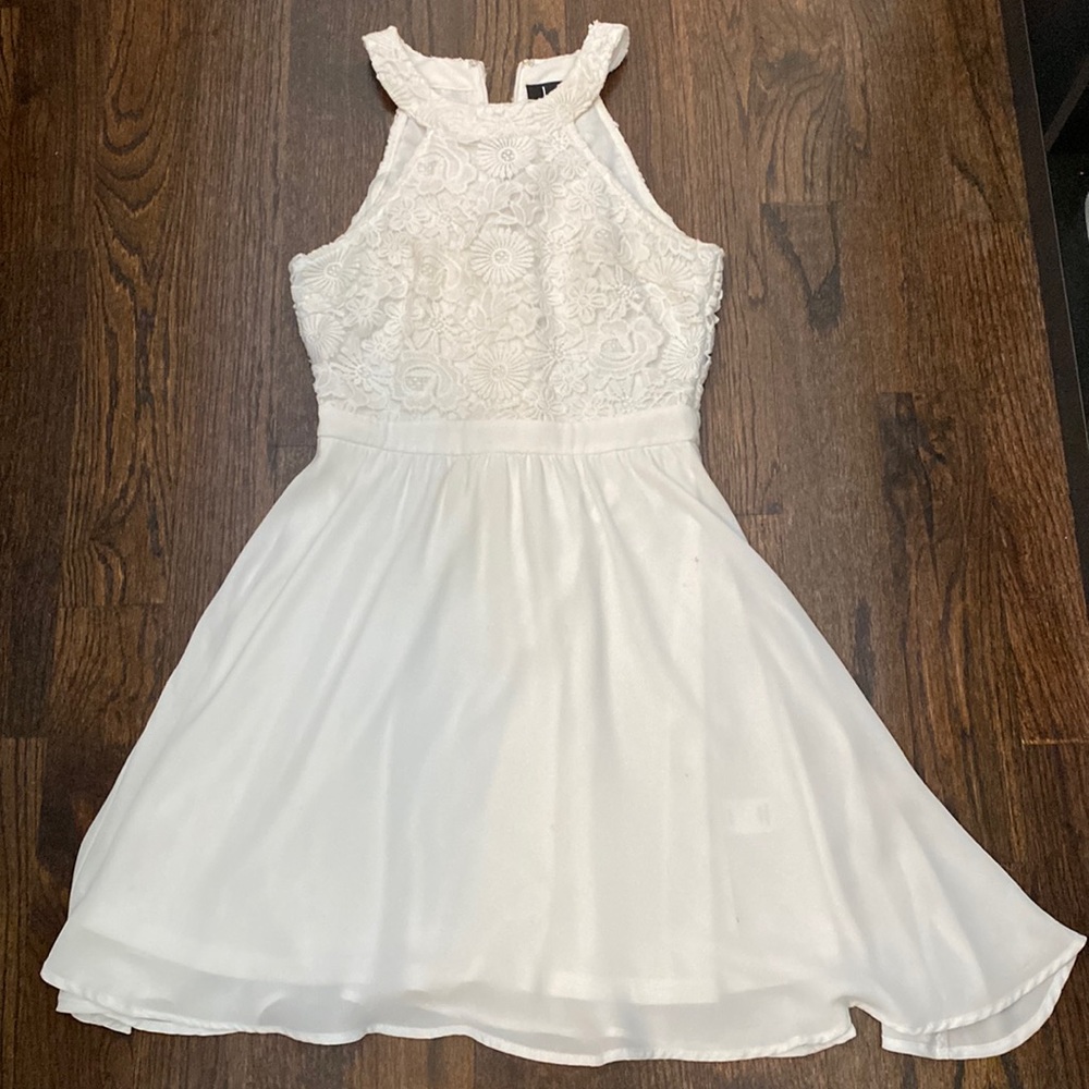 Lulu‘s white dress with lace top
